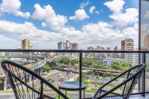 布宜诺斯艾利斯Loft Elegante a 5 Minutos de Puerto Madero 8A的阳台享有城市美景。