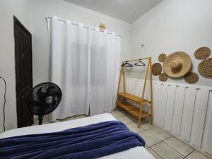 图托亚Mini Hostel的一间卧室配有床和白色的浴帘