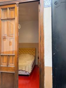 布宜诺斯艾利斯Casa única y antigua reciclada a nueva.的一间小卧室,在衣柜里配有一张小床
