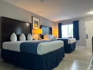 萨拉索塔萨拉索塔灯笼酒店&套房的酒店客房设有两张床和窗户。