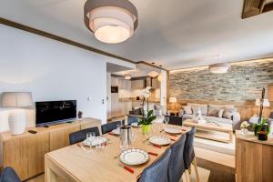 谷雪维尔Résidence Carre Blanc - 4 Pièces pour 6 Personnes 394的用餐室以及带桌椅的起居室。
