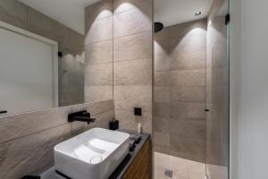 谷雪维尔Résidence Horizon Blanc - 4 Pièces pour 6 Personnes 314的一间带水槽和淋浴的浴室