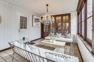 尚佩恩Spacious Illinois Home with Grill and Fenced-In Yard!的客厅配有吊灯和桌椅