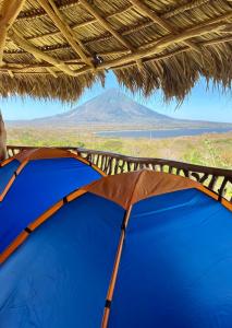 BalgueHostel & Camping Sol Y Luna Ometepe的享有远处山脉景致的帐篷