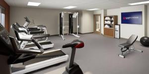 休斯顿Candlewood Suites Sugarland Stafford的健身房,里面设有许多健身器材