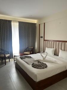班加罗尔Vrishi Inn的酒店客房,配有一张装饰心灵的床