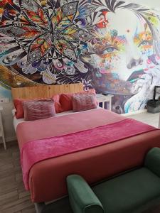 韦尔瓦Huelva Art的一间卧室设有一张大床和色彩缤纷的墙壁