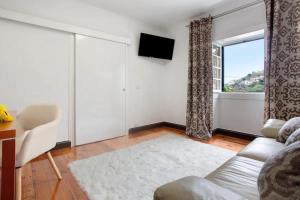 里韦拉布拉瓦Sea La Vie House的带沙发和窗户的客厅