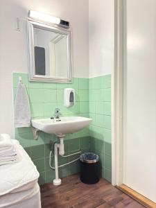 库奥皮奥弘斯坦利玛特卡斯加卡蒂酒店的一间带水槽和镜子的浴室