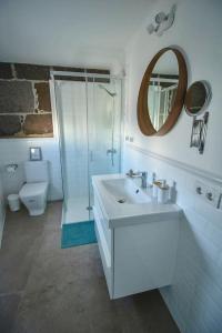 埃尔戈尔福Apartamento Narcisa的一间带水槽、卫生间和镜子的浴室