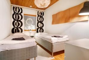 罗瓦涅米Villa Kataja的客房设有两张床和窗户。