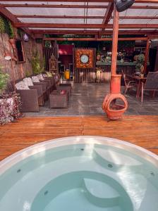 Ciudad CariariBambú Lodge San Jose Airport的庭院里设有大型热水浴池和酒吧