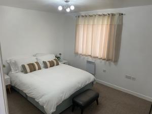 ShepshedShepshed 2 Bedroom Apartment的白色的卧室设有床和窗户