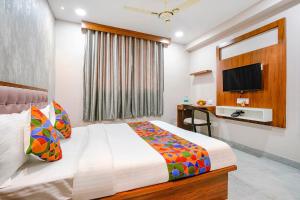 孟买Hotel Affari的一间卧室配有一张床和一台电视