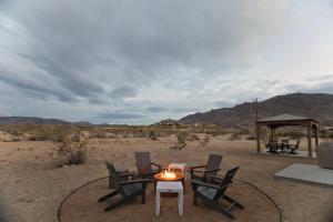二十九棕榈村Modern Desert Dream - NEW BUILD的沙漠中带火的桌椅