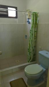 邦劳阿尔梅迪拉别墅山林小屋的一间带卫生间和淋浴的浴室