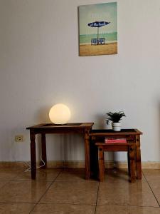 阿罗纳Las Americas Central Sun Appartament的一张桌子和一张桌子,上面有台灯