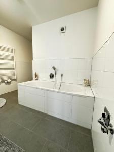 卢肯瓦尔德Haus Gitta II的白色浴室内的白色浴缸
