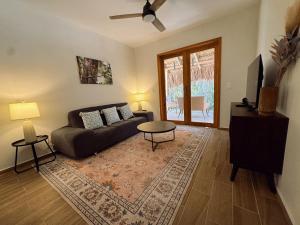 斯普希尔Casa Kaan Calakmul的客厅配有沙发和桌子