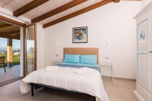 卡斯特尔萨多PARADAISE SUITES SEA VIEW SARDINIA, Bedda Ista的一间卧室,卧室内配有一张大床