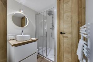 拉赫兹耶尔Résidence Les Alpages - Pièces 884的浴室配有盥洗盆和带镜子的淋浴
