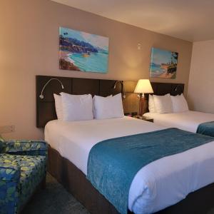 圣地亚哥老城旅馆的酒店客房,配有两张床和椅子