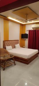 瑞诗凯诗恒河希夫酒店的一间卧室配有一张大床和一张桌子