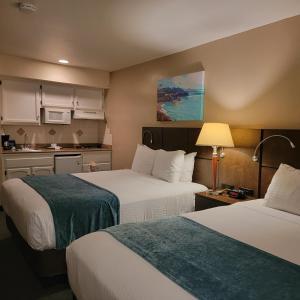 圣地亚哥老城旅馆的酒店客房带两张床和厨房