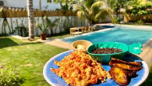 El Paredón Buena VistaSHANTI SURF CAMP的肉食和一碗豆子的盘子