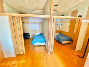 增田Umi no Gohanya Noramare - Vacation STAY 63517v的一间设有两张床和镜子的房间