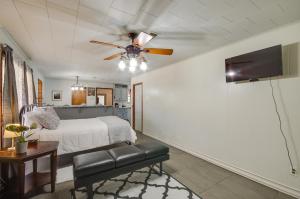 PrentissSilver Creek Getaway with Fireplace - 12 Mi to Lake的一间卧室配有一张床和吊扇