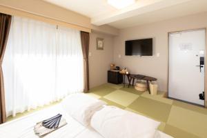东京Light Hotel - Vacation STAY 91012v的配有一张床和一台平面电视的酒店客房