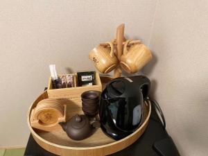 东京Light Hotel - Vacation STAY 91012v的木架,带吹风机和其他物品