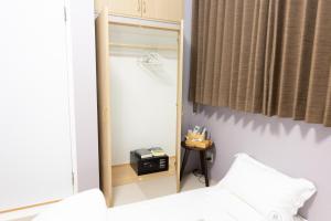 东京Light Hotel - Vacation STAY 91012v的小房间设有镜子和一张床