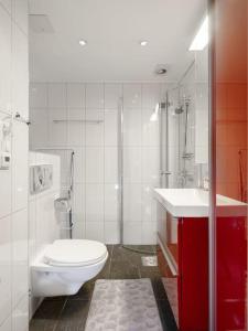 特隆赫姆2-BR close to city centre的白色的浴室设有卫生间和水槽。