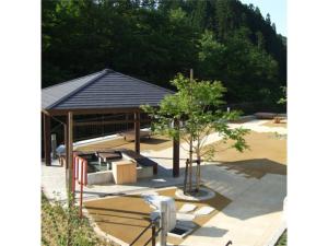 雫石町Oshuku Onsen Hotel Uguisu - Vacation STAY 27315v的公园里一个带长椅和树的亭子