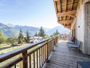 le PrazRésidence Bois De L'abbaye - Chalets pour 12 Personnes 484的山地的木制甲板上设有两把椅子