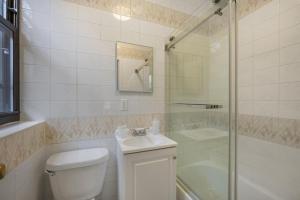 布鲁克林Bay Ridge Elegance: Luxe Hotel Getaway的浴室配有卫生间、盥洗盆和淋浴。