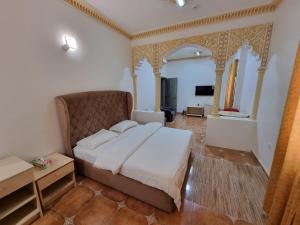 Sayḩ adh DhabiMarhabaa hotel的一间卧室,卧室内配有一张大床