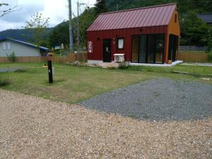 ShōbaraAyu no Sato Park Campsite - Vacation STAY 42240v的红色屋顶的红色小建筑