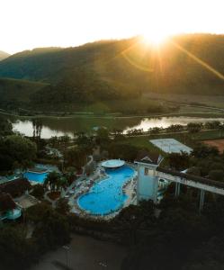 加斯帕Fazzenda Park Resort的享有度假村游泳池的空中景致