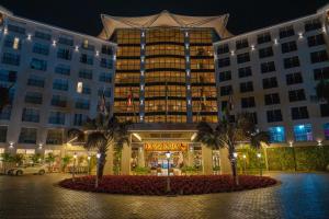 加斯帕Fazzenda Park Resort的一座酒店大楼前面有棕榈树