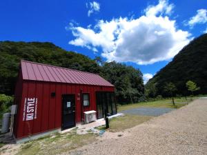 ShōbaraAyu no Sato Park Campsite - Vacation STAY 42166v的蓝色天空和山脉的红色谷仓