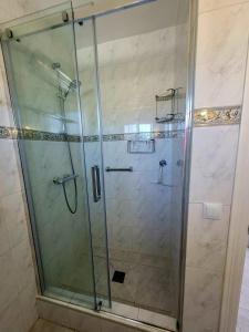 米哈斯科斯塔Casa Bella的浴室里设有玻璃门淋浴