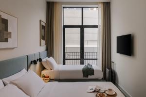 鹿特丹Sonder Rose的酒店客房设有两张床和窗户。