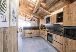 le PrazRésidence Bois Du Fontanil - Chalets pour 12 Personnes 474的一个带木墙和木台面的大厨房