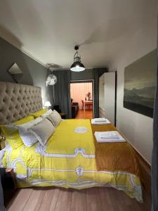 里斯本apartamet in Bairro alto 1的一间卧室配有一张带黄色毯子的大床