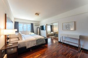 玛德琳港托洛萨酒店的一间卧室配有一张床和一张带台灯的书桌