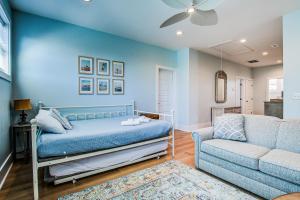 埃迪斯托艾兰Summer Place的蓝色的卧室配有床和沙发