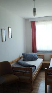 普鲁滕Zwei Bett Zimmer的小房间设有床和窗户